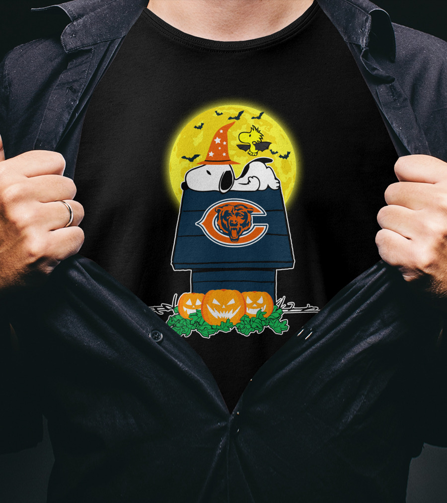Snoopy And Woodstock With Chicago Bears Logo Halloween Scene T-Shirt