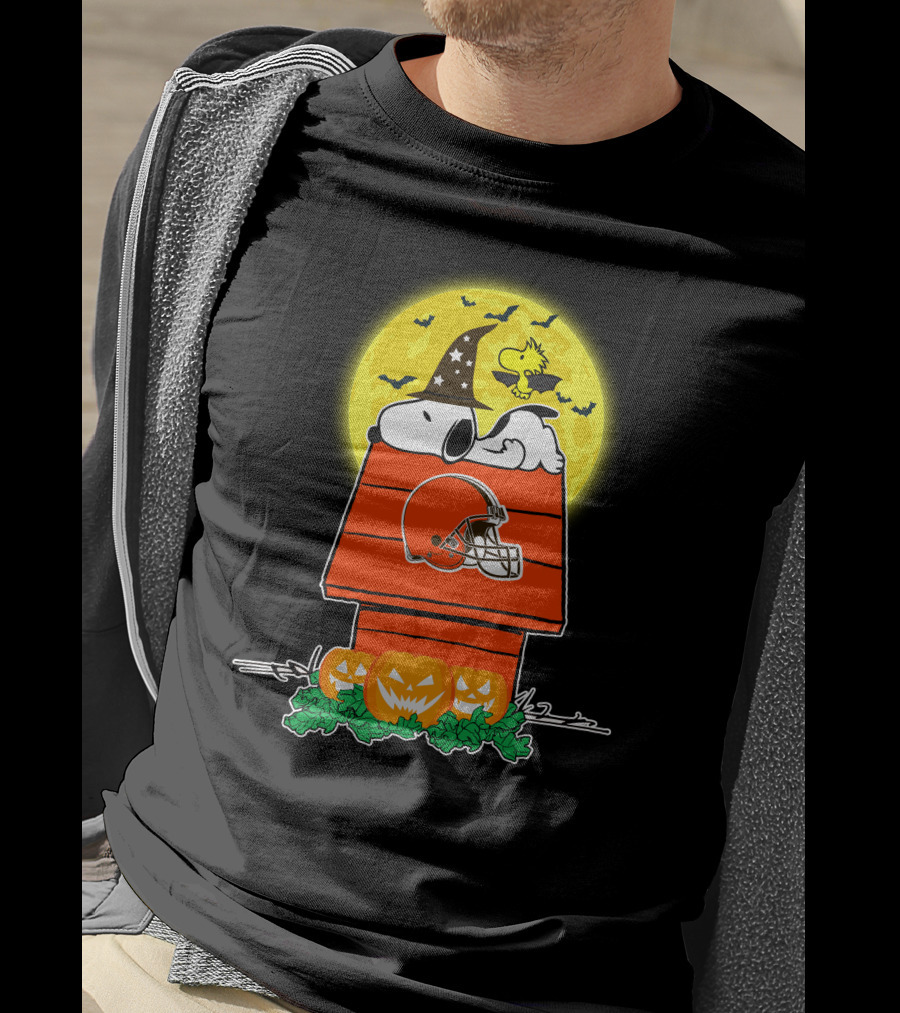 Cleveland Browns Helmet Snoopy Woodstock Halloween House Pumpkins Moon T-Shirt