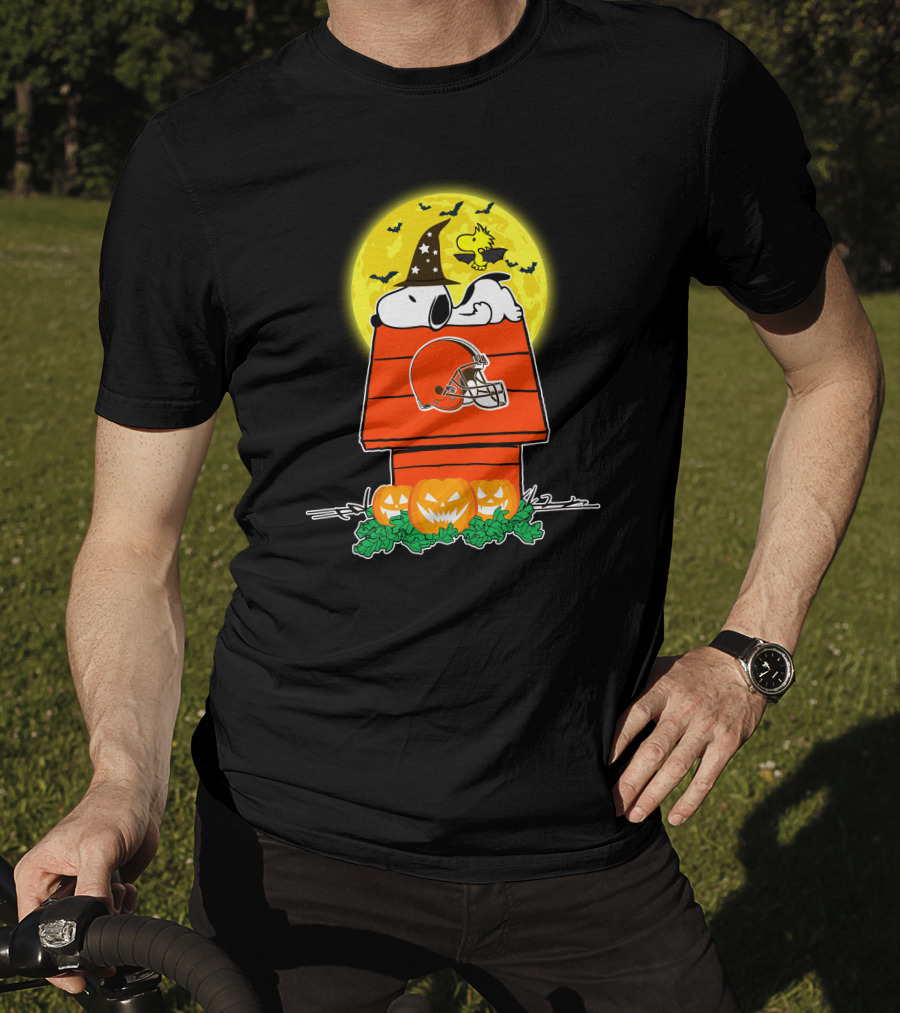 Cleveland Browns Helmet Snoopy Woodstock Halloween House Pumpkins Moon T-Shirt