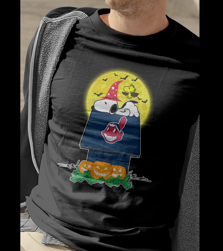 Cleveland Indians Snoopy Woodstock Halloween Pumpkins Full Moon T-Shirt