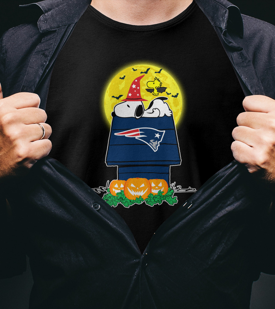 New England Patriots Snoopy Woodstock Halloween Moon Pumpkins T-Shirt
