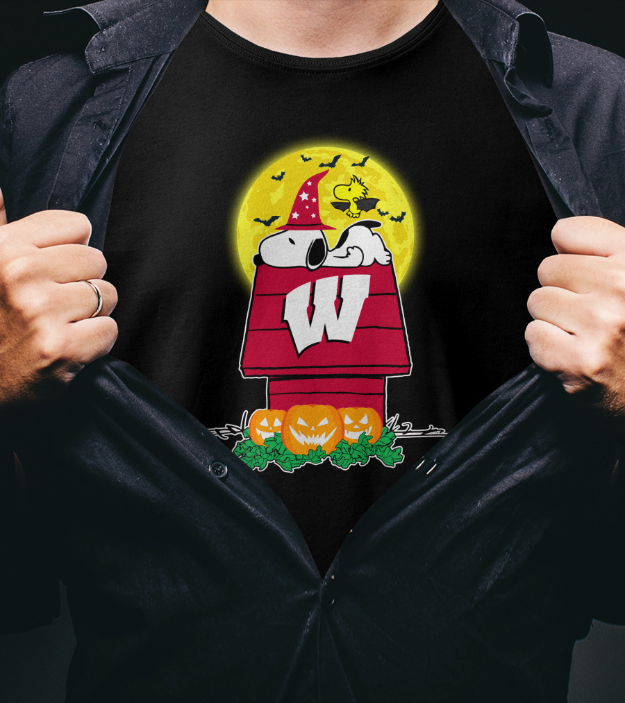Snoopy Wisconsin Badgers Halloween Pumpkin Moon Night Scene T-Shirt