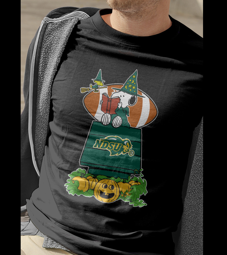 Ndsu Bison Snoopy Halloween Witch Hat Pumpkin Football Scene T-Shirt