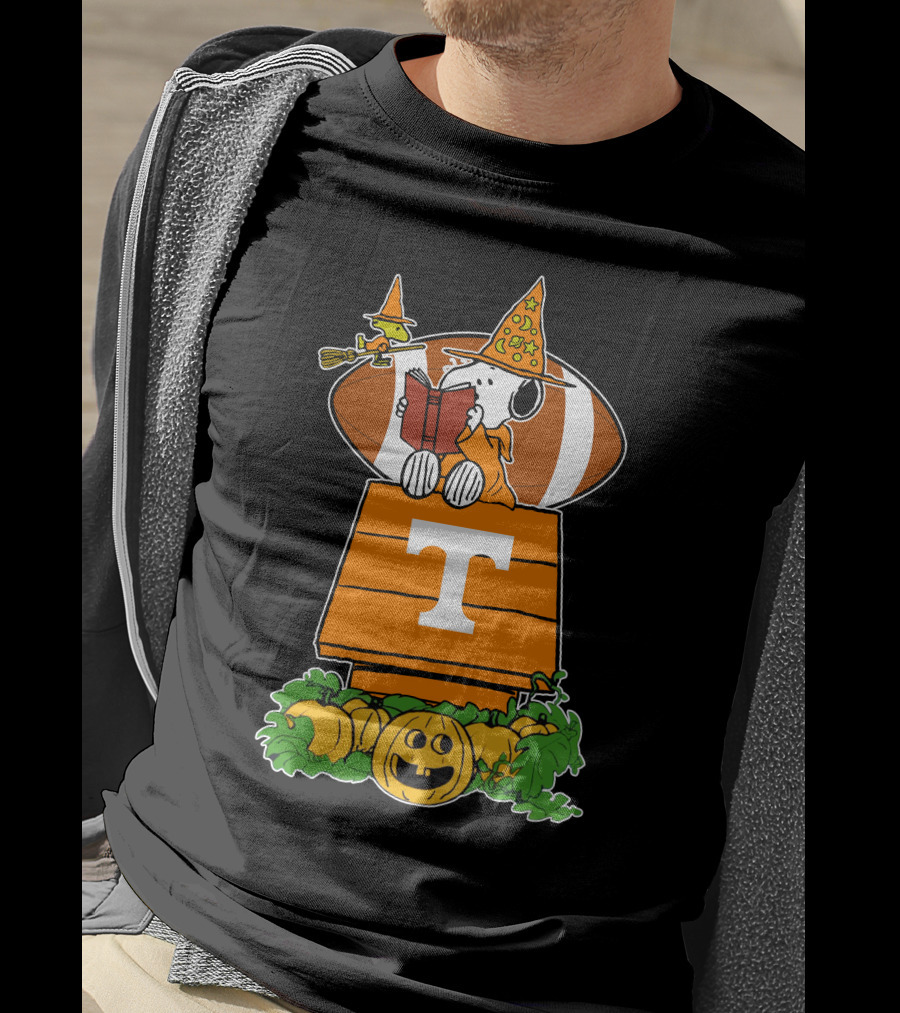 Tennessee Volunteers Snoopy Halloween Football Peanuts Pumpkin Woodstock T-Shirt