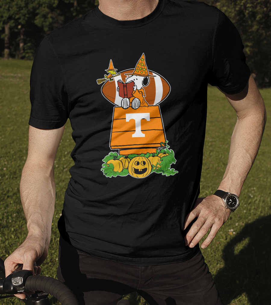 Tennessee Volunteers Snoopy Halloween Football Peanuts Pumpkin Woodstock T-Shirt