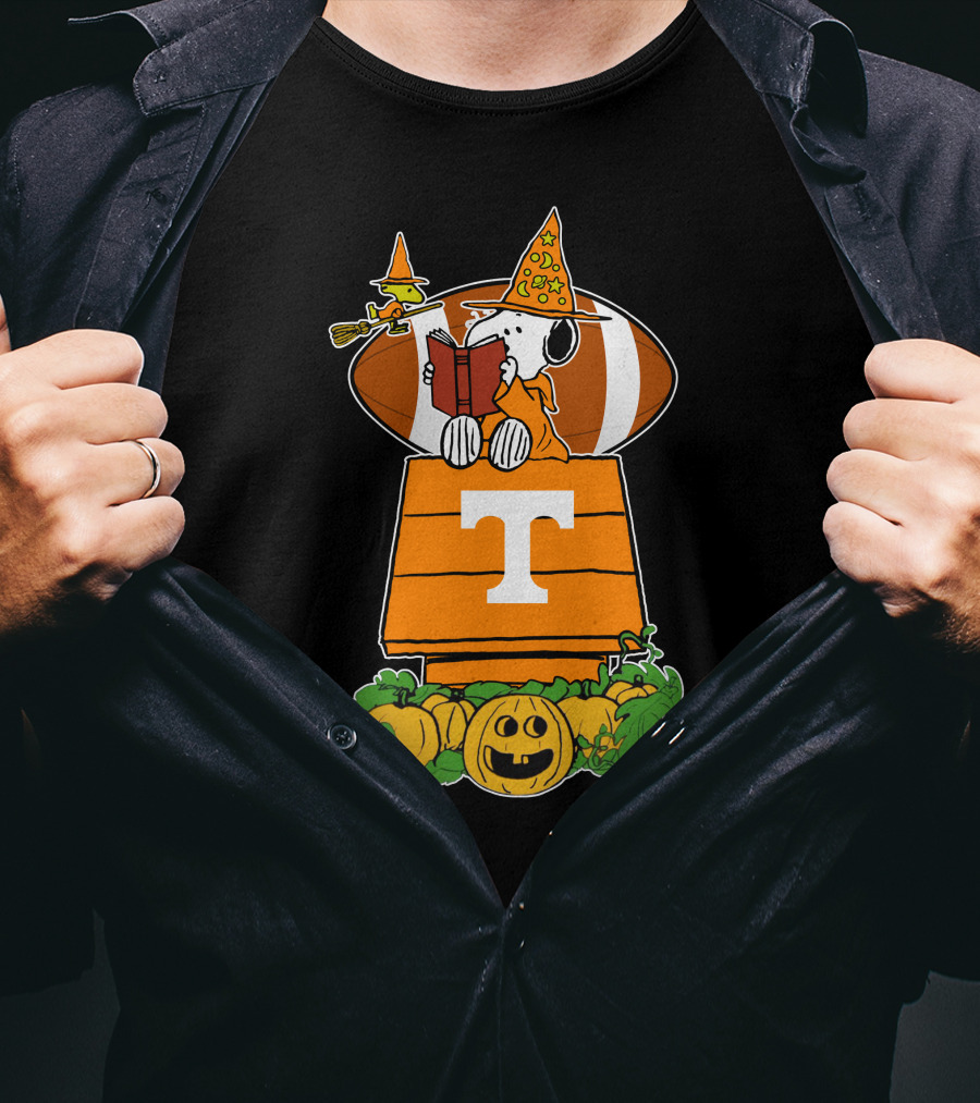 Tennessee Volunteers Snoopy Halloween Football Peanuts Pumpkin Woodstock T-Shirt