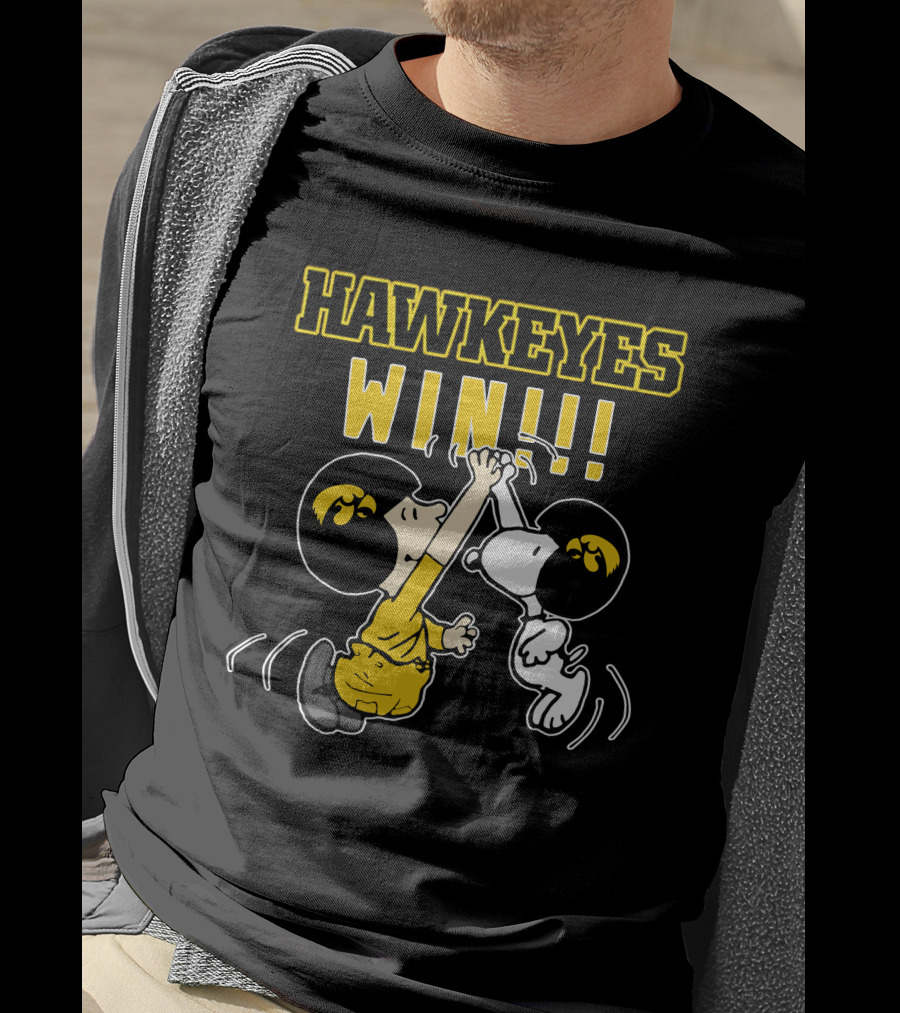 Hawkeyes Win High-Five Peanuts Characters With Iowa Helmets T-Shirt