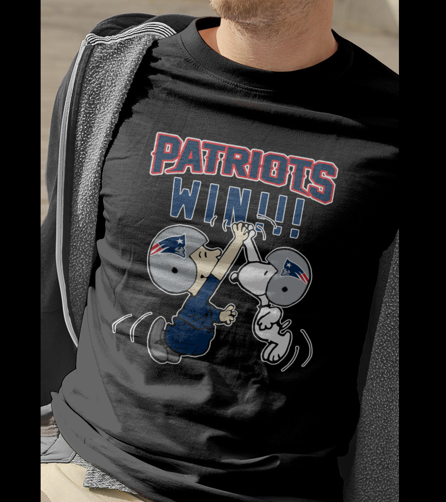 Patriots Win Snoopy High-Five Celebration T-Shirt