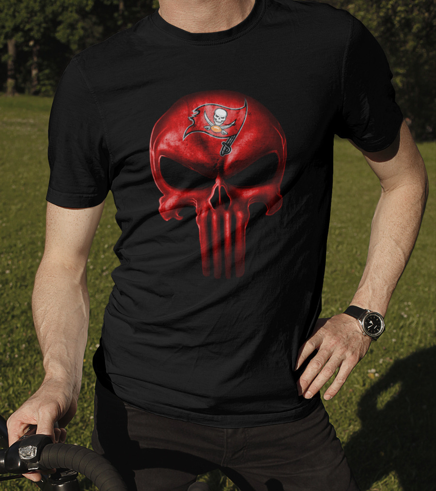 Tampa Bay Buccaneers Skull Logo With Pirate Flag T-Shirt