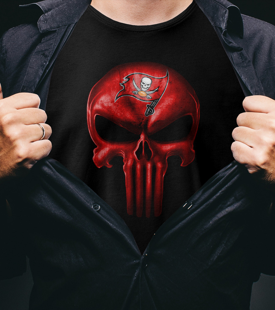 Tampa Bay Buccaneers Skull Logo With Pirate Flag T-Shirt