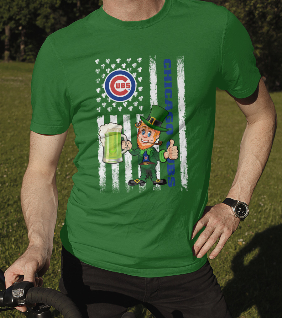 Chicago Cubs St Patrick's Day Leprechaun With Shamrocks And Flag T-Shirt