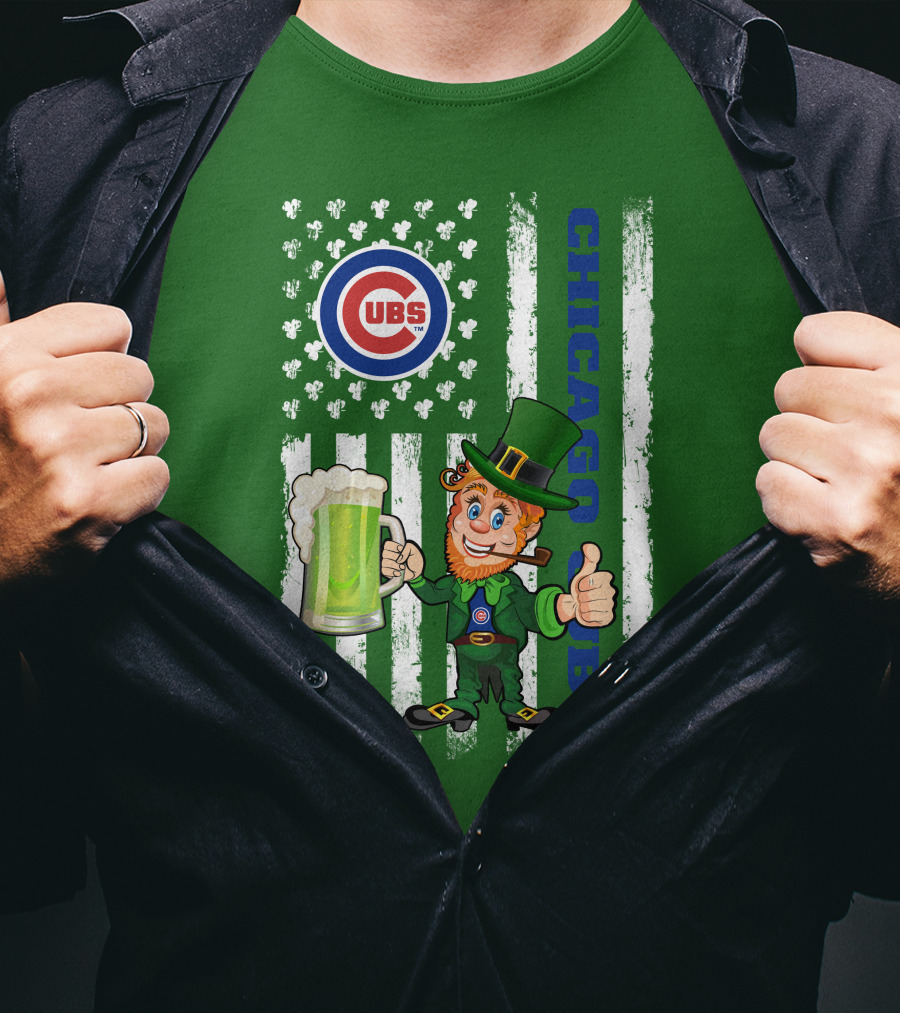 Chicago Cubs St Patrick's Day Leprechaun With Shamrocks And Flag T-Shirt