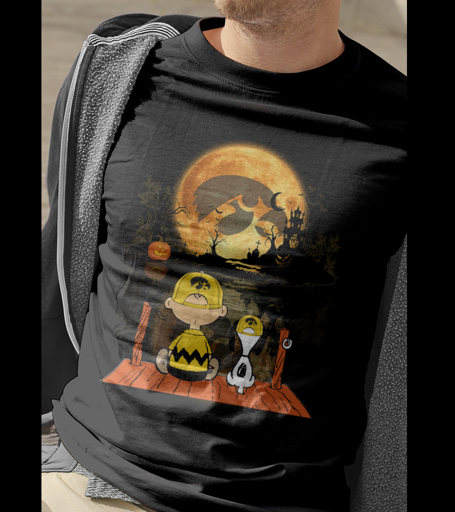 Iowa Hawkeyes Halloween Full Moon Peanuts Reflection T-Shirt