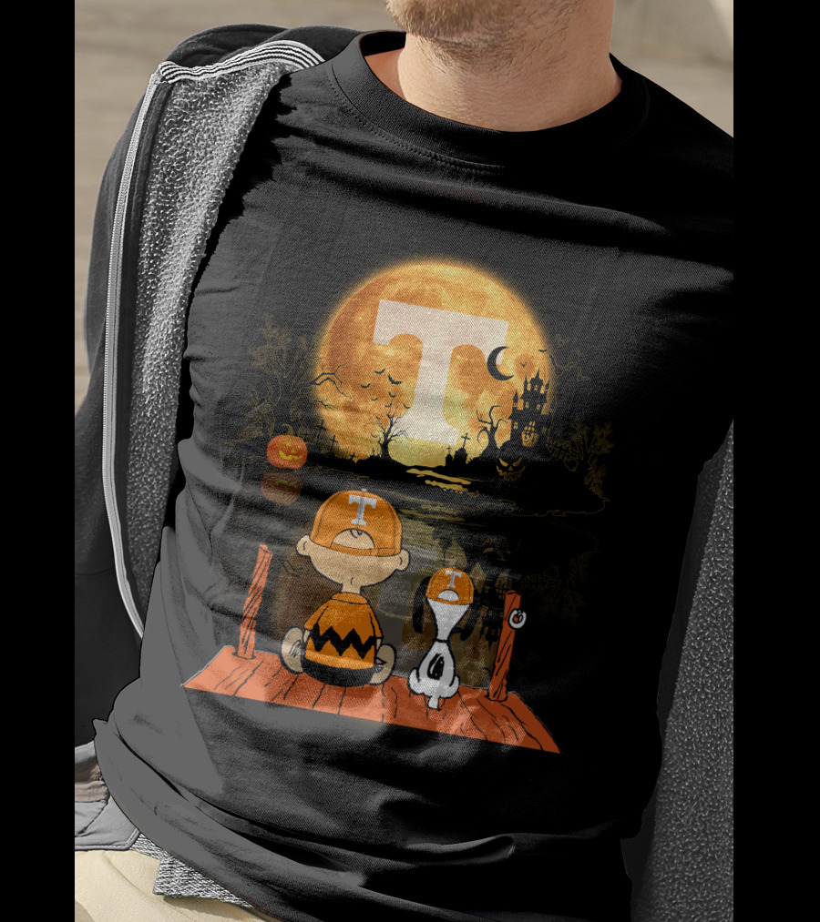 Tennessee Volunteers Halloween Full Moon T And Snoopy Pumpkin Scene T-Shirt