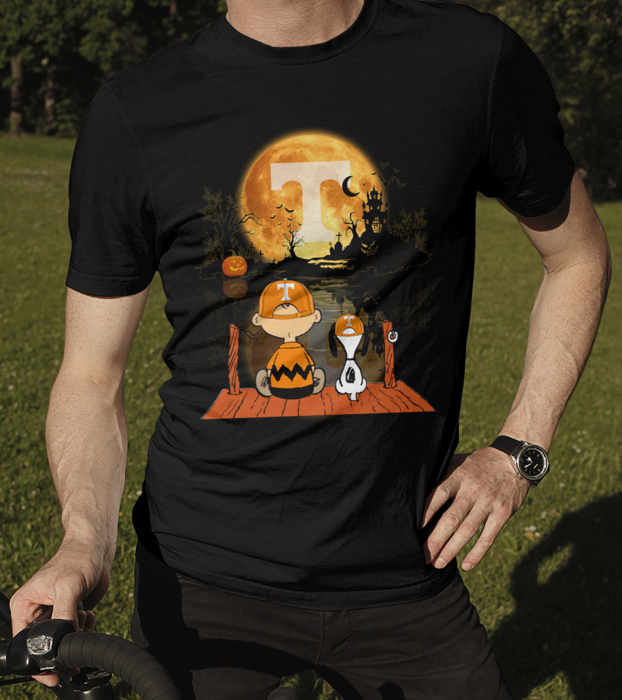 Tennessee Volunteers Halloween Full Moon T And Snoopy Pumpkin Scene T-Shirt