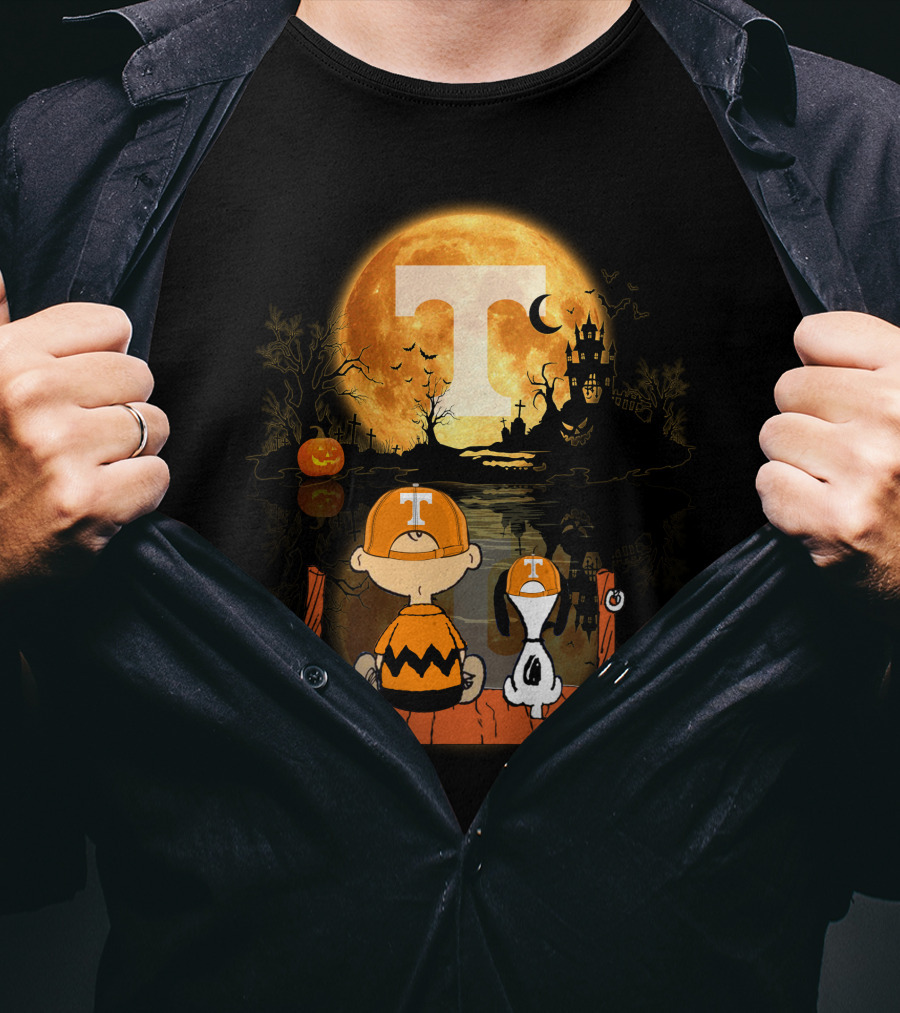 Tennessee Volunteers Halloween Full Moon T And Snoopy Pumpkin Scene T-Shirt
