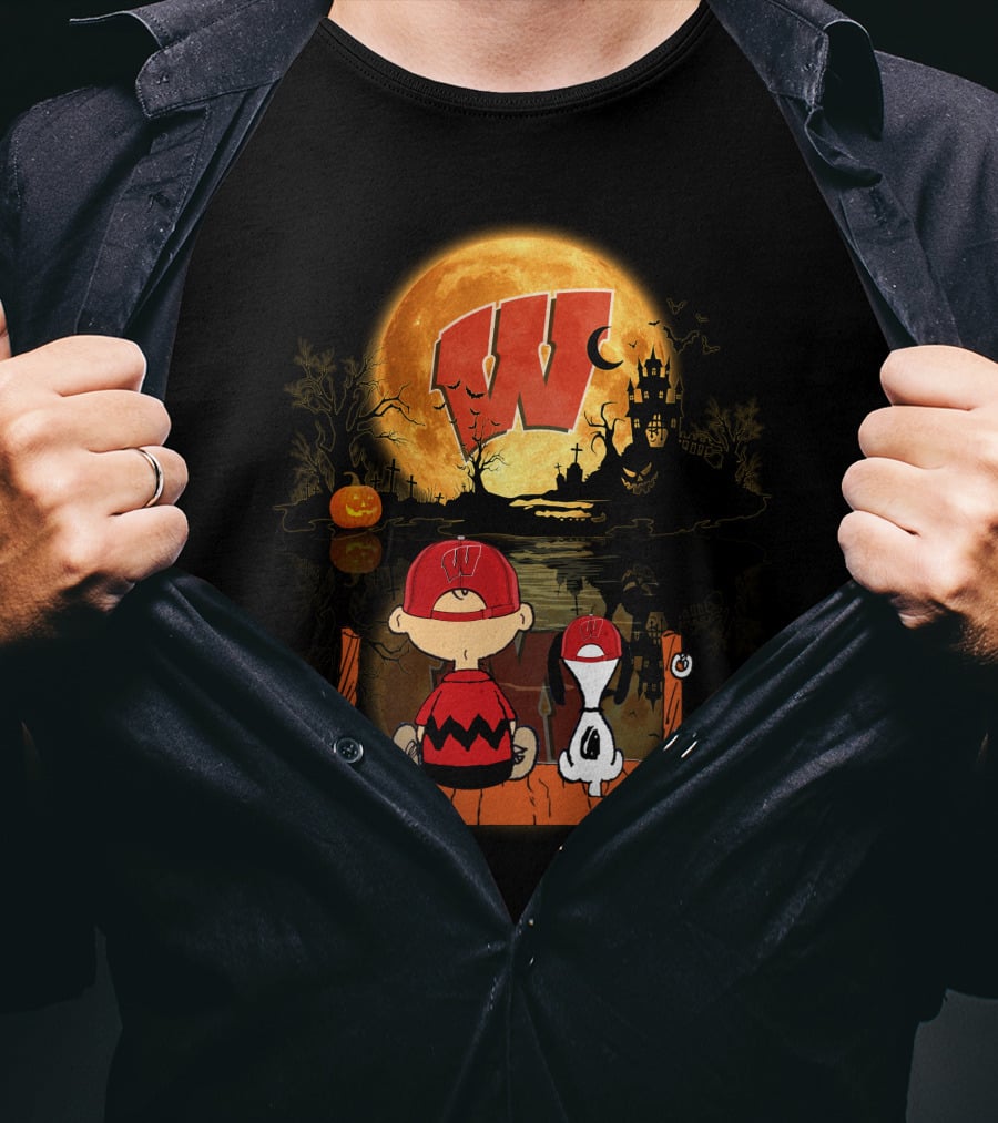 Wisconsin Badgers Halloween Charlie Brown And Snoopy Pumpkin Moon Scene T-Shirt