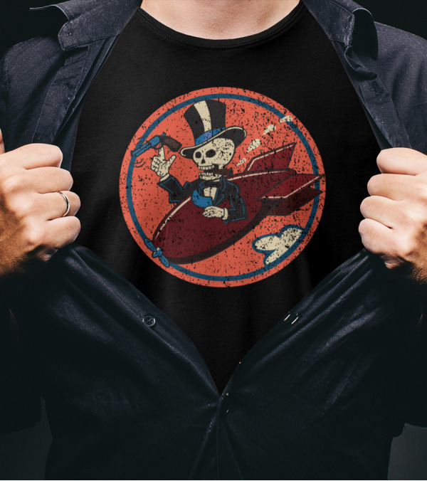 Ww2 85Th Bomb Squadron Pilot Training Skeleton Riding Rocket With Hat And Gun T-Shirt