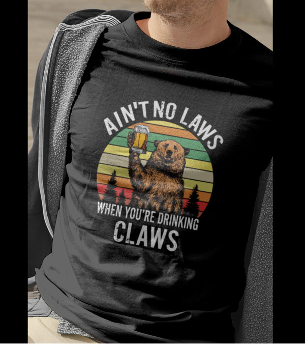 Ain't No Laws When You're Drinking Claws Bear Holding Beer Against Retro Sunset T-Shirt