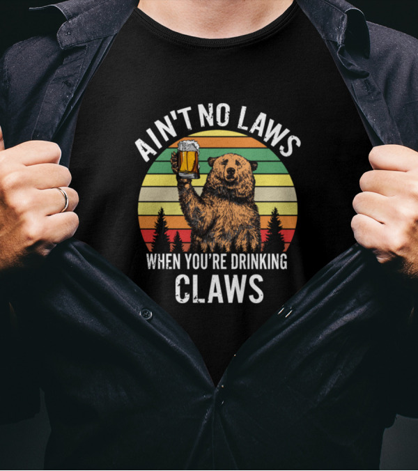 Ain't No Laws When You're Drinking Claws Bear Holding Beer Against Retro Sunset T-Shirt