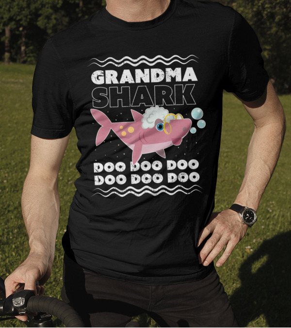 Grandma Shark Doo Doo Doo Cute Pink Cartoon With Glasses And Bubbles T-Shirt