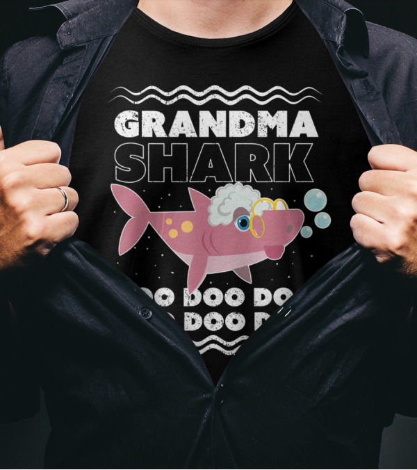 Grandma Shark Doo Doo Doo Cute Pink Cartoon With Glasses And Bubbles T-Shirt