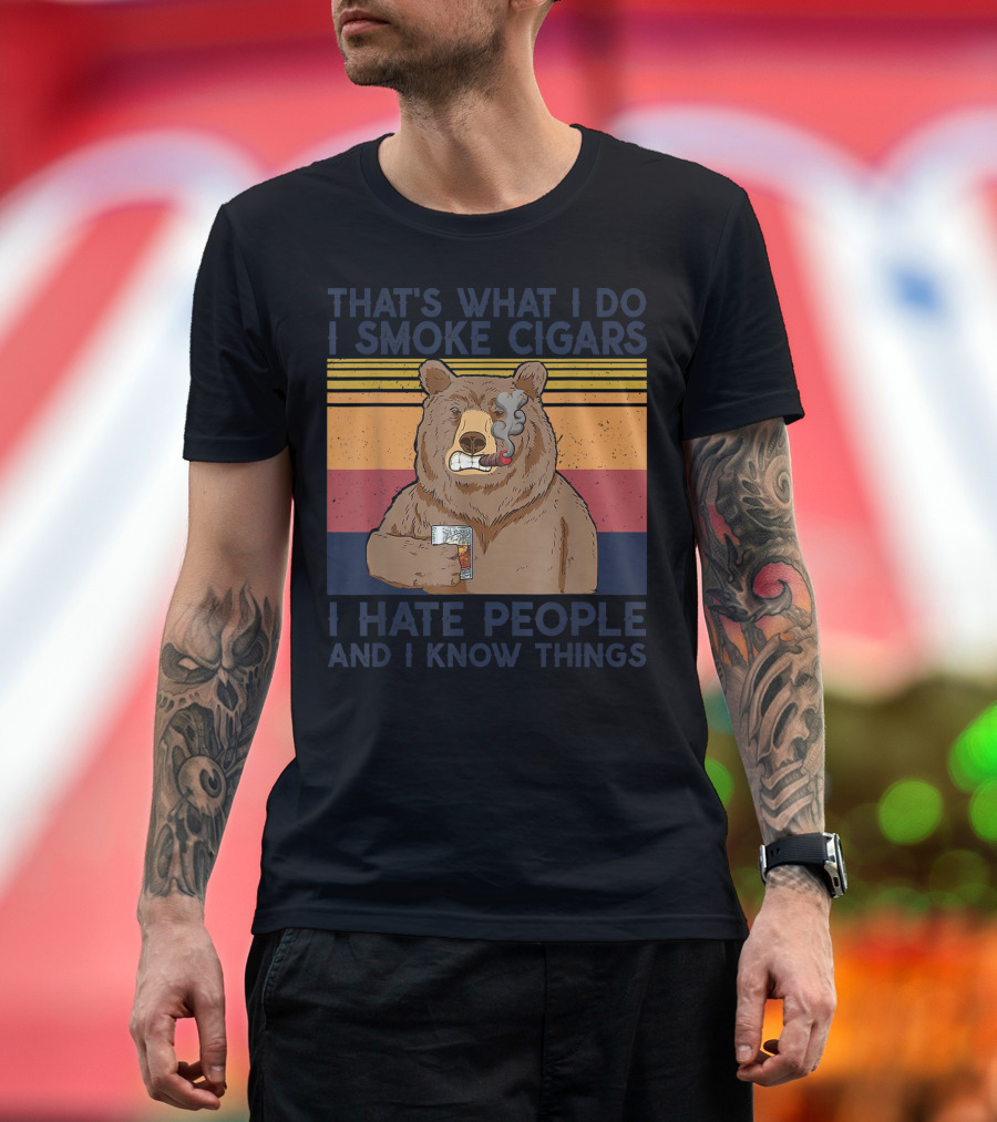 THAT'S WHAT I DO I SMOKE CIGARS I HATE PEOPLE AND I KNOW THINGS BEAR WITH DRINKING GLASS AND RETRO STRIPES T-Shirt