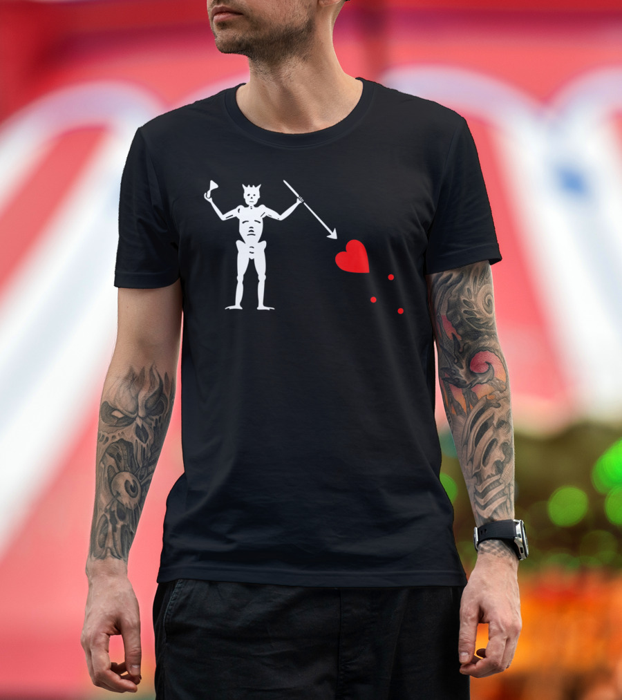 Skeleton With Spear And Heart On Blackbeard's Jolly Roger Pirate Flag T-Shirt
