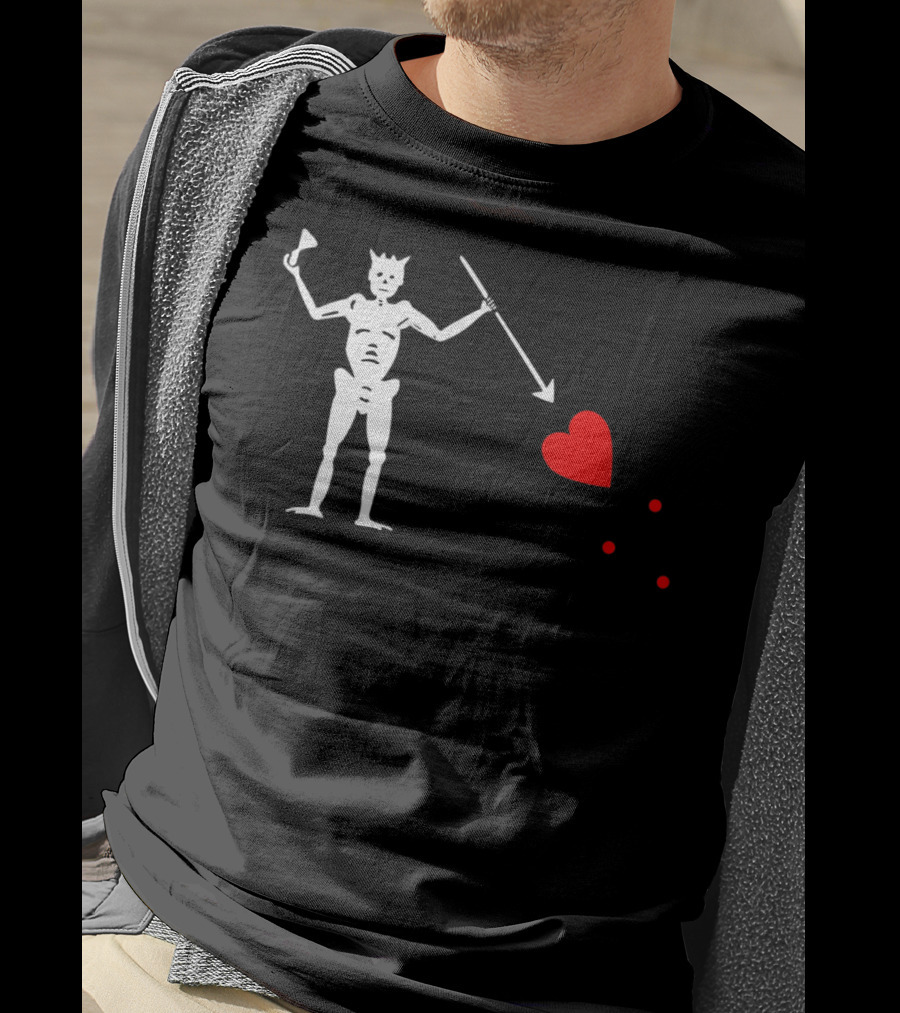 Skeleton With Spear And Heart On Blackbeard's Jolly Roger Pirate Flag T-Shirt