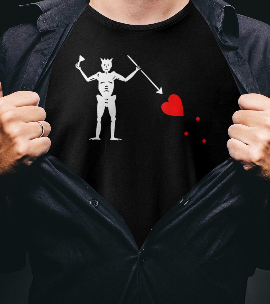 Skeleton With Spear And Heart On Blackbeard's Jolly Roger Pirate Flag T-Shirt