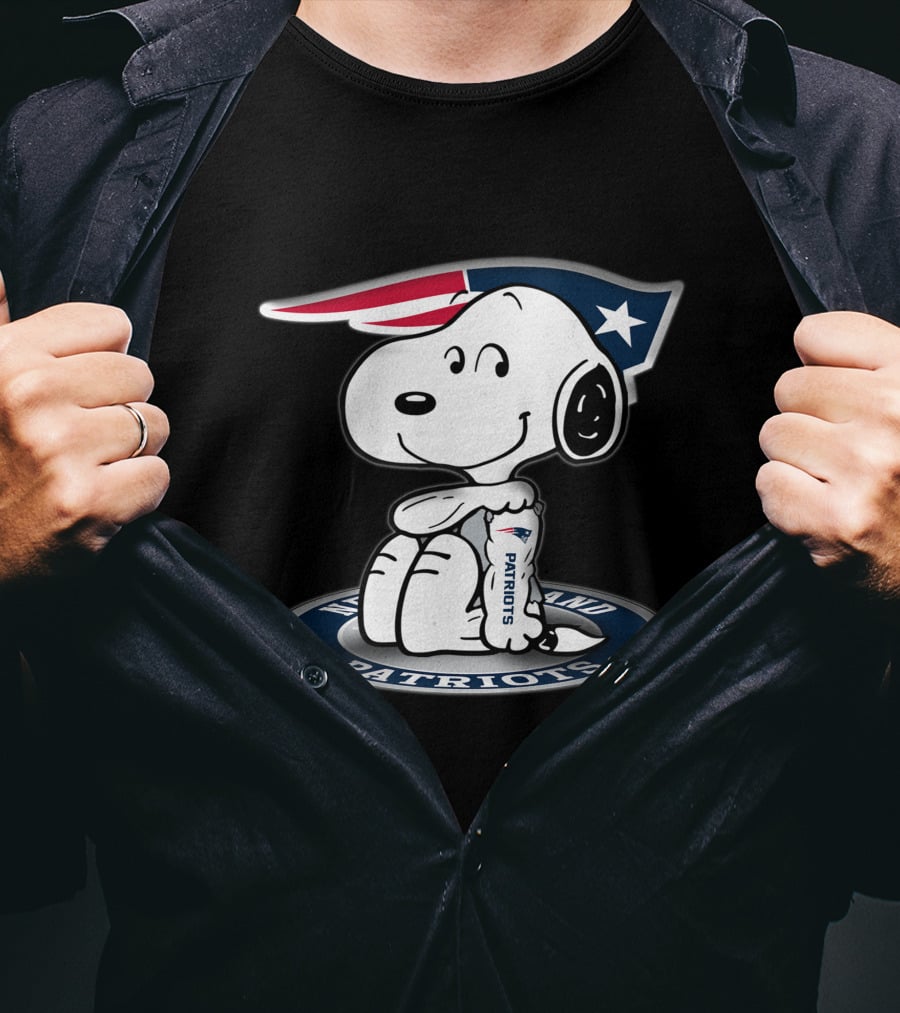 Snoopy New England Patriots Fan With Team T-Shirt