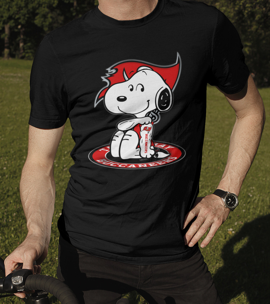 Tampa Bay Buccaneers Snoopy Fan T-Shirt