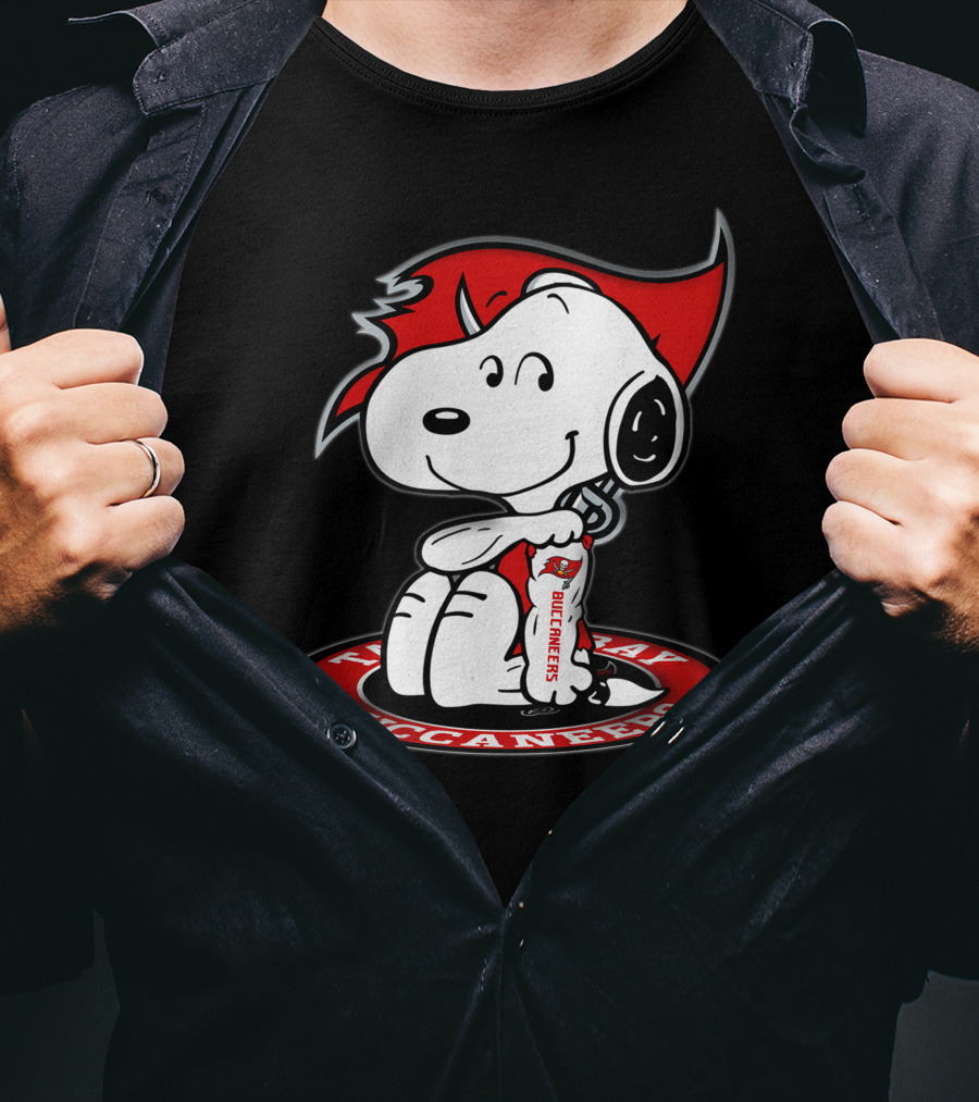 Tampa Bay Buccaneers Snoopy Fan T-Shirt