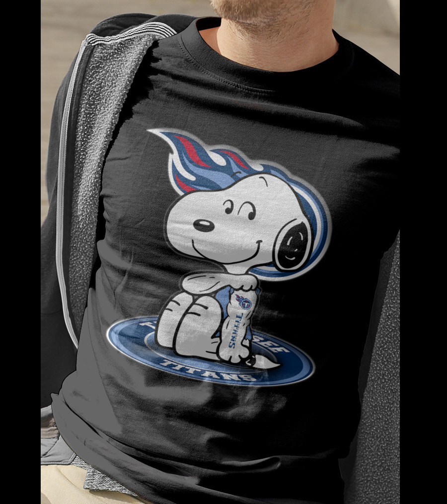 Tennessee Titans Snoopy Holding Football T-Shirt