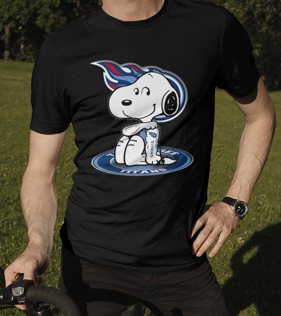 Tennessee Titans Snoopy Holding Football T-Shirt