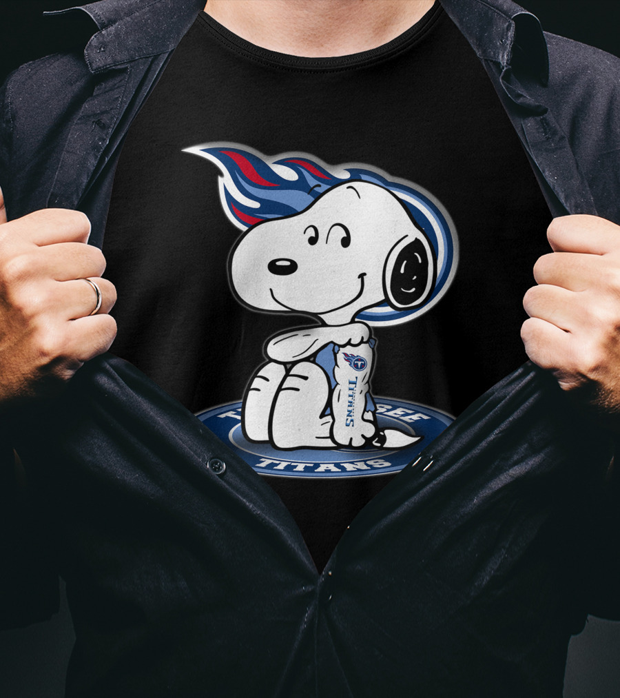 Tennessee Titans Snoopy Holding Football T-Shirt