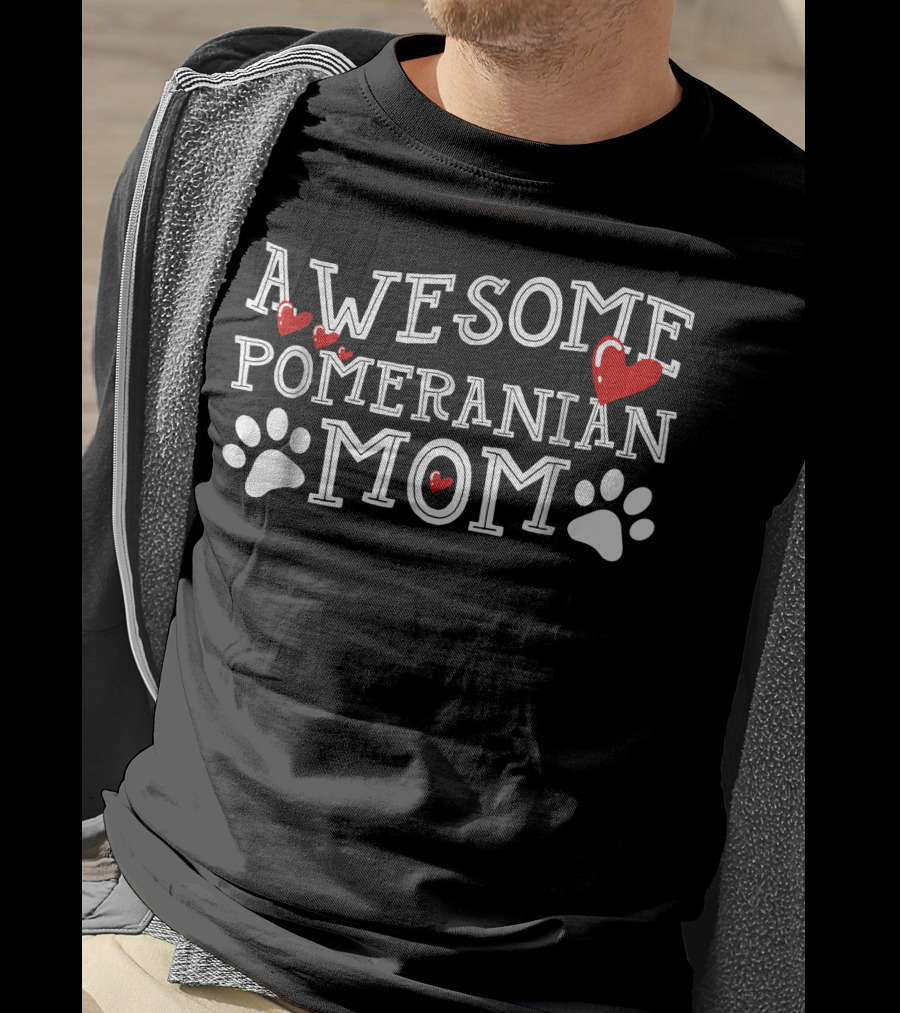 Awesome Pomeranian Mom Hearts And Paw Prints T-Shirt