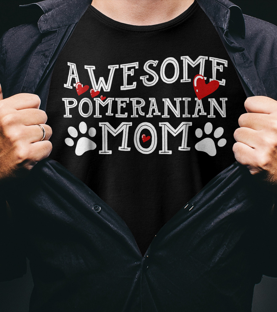 Awesome Pomeranian Mom Hearts And Paw Prints T-Shirt
