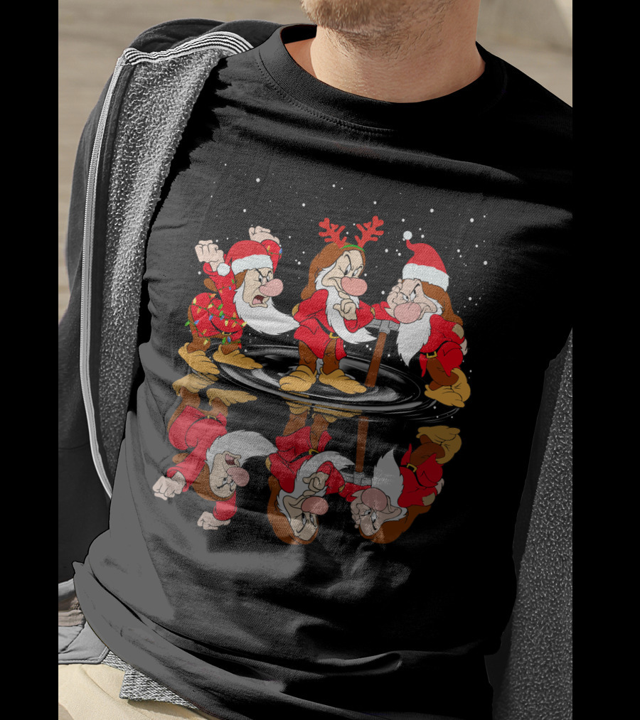 Grumpy Santa Claus Reflection With Seven Dwarfs Christmas Theme T-Shirt