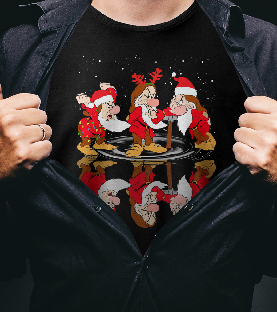 Grumpy Santa Claus Reflection With Seven Dwarfs Christmas Theme T-Shirt