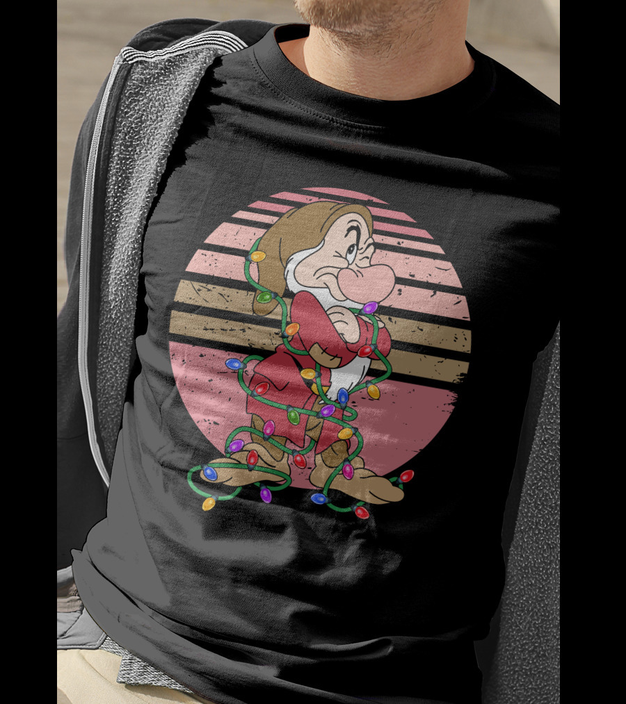 Grumpy Dwarf Wrapped In Christmas Lights Retro Sunset Style T-Shirt
