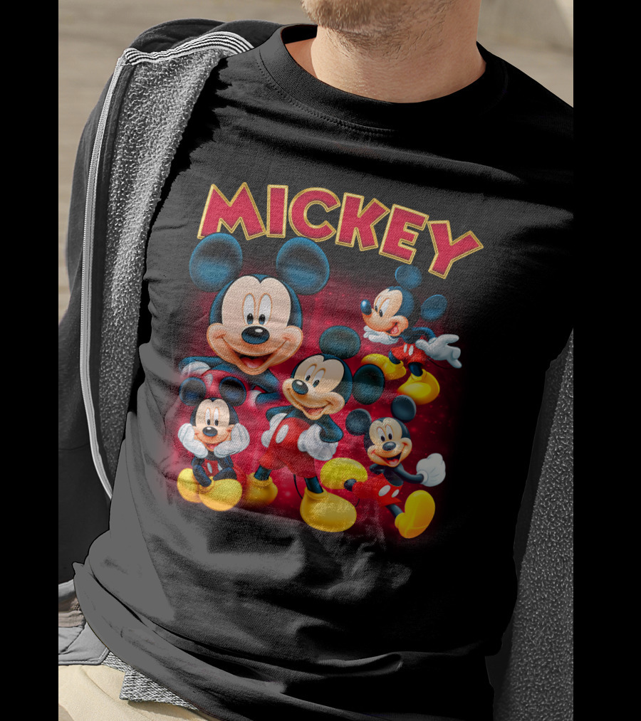 Mickey Czerwono-Żółty Napis Z Kilkoma Klasycznymi Postaciami W Różnych Pozach Na Ciemnym Tle T-Shirt