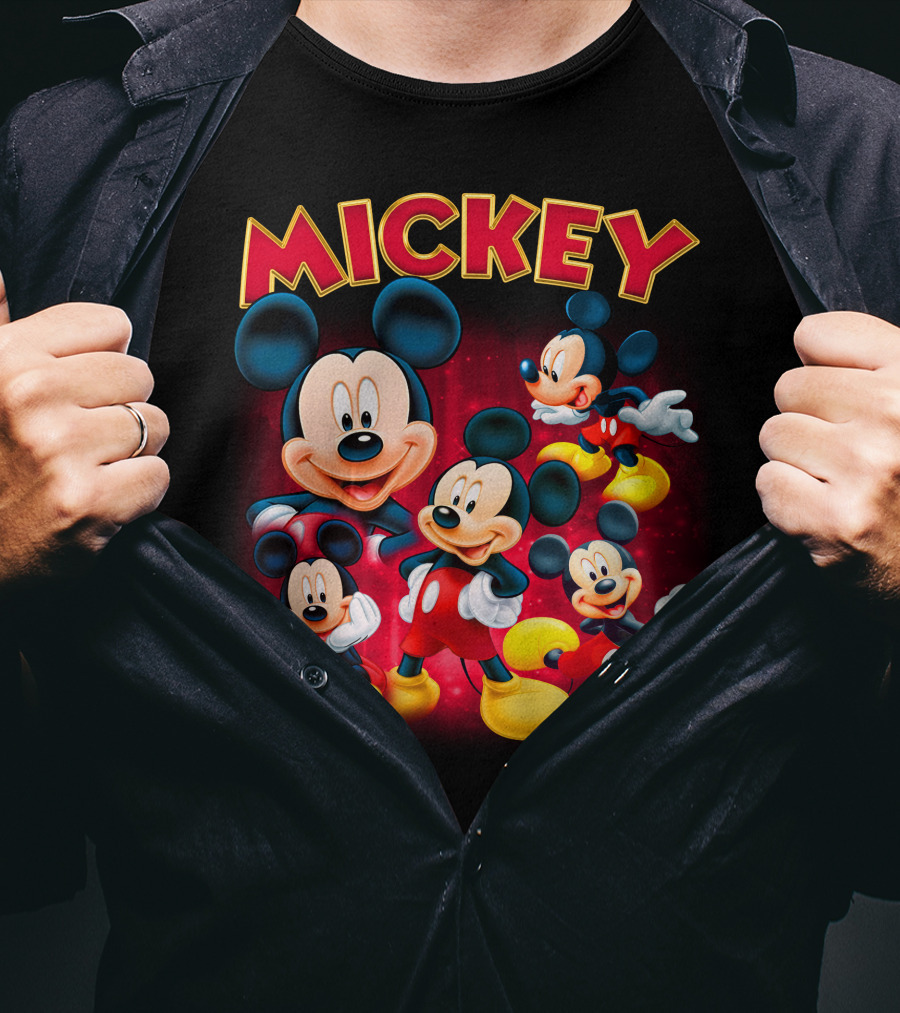 Mickey Czerwono-Żółty Napis Z Kilkoma Klasycznymi Postaciami W Różnych Pozach Na Ciemnym Tle T-Shirt