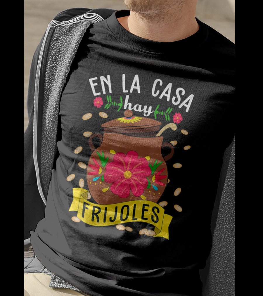 En La Casa Hay Frijoles Funny Mexican Mom Food Pot With Flowers And Beans T-Shirt