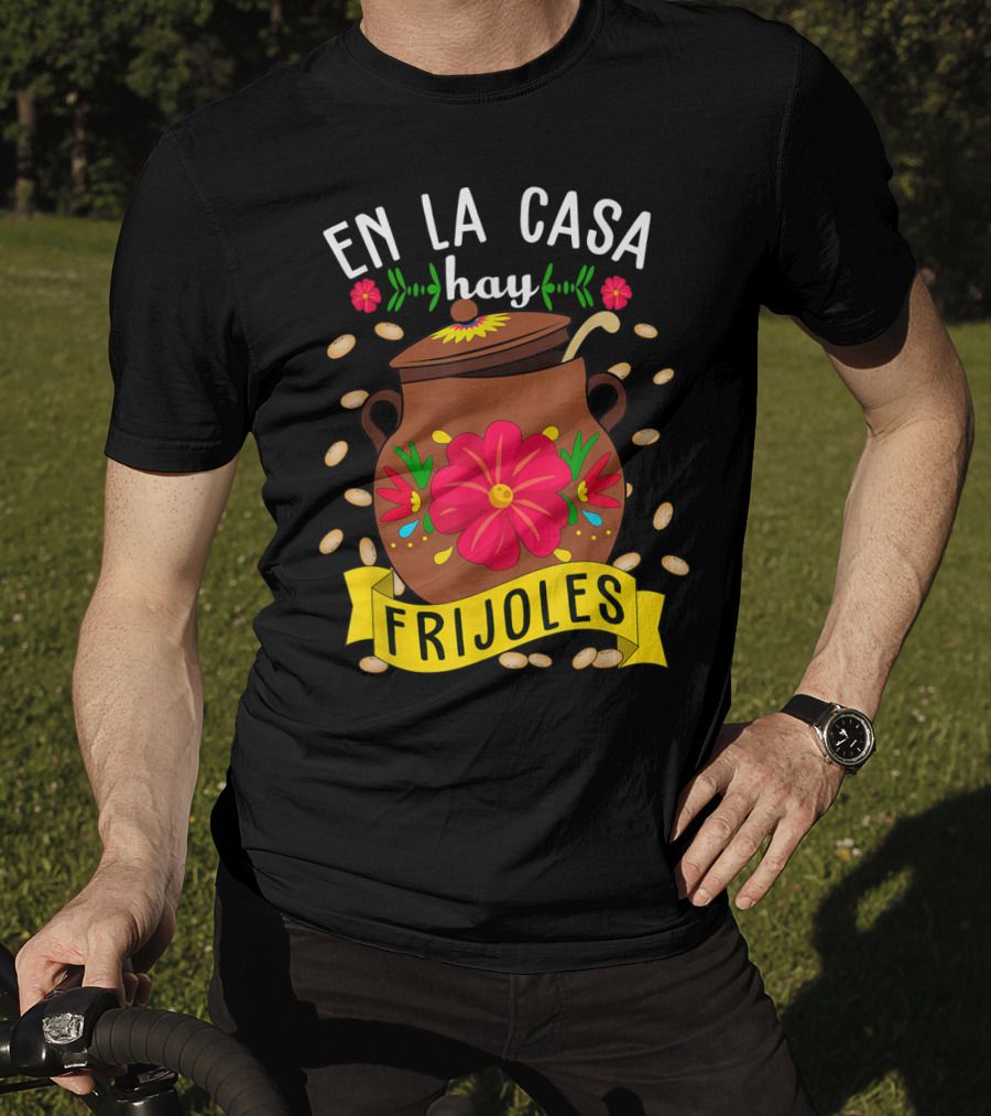 En La Casa Hay Frijoles Funny Mexican Mom Food Pot With Flowers And Beans T-Shirt