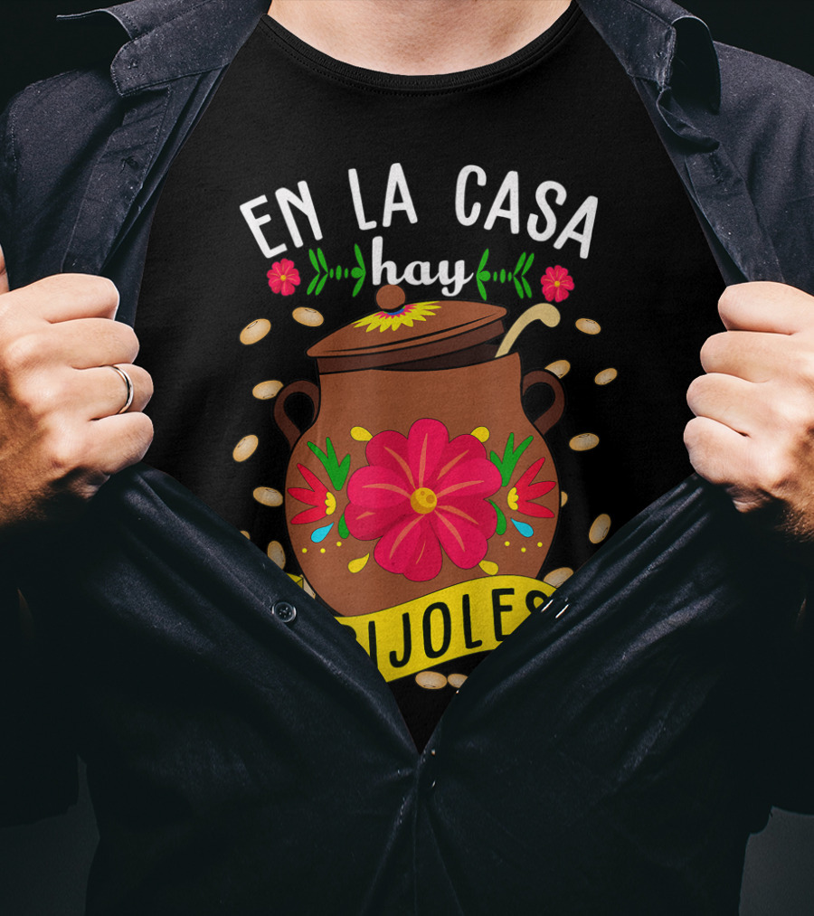En La Casa Hay Frijoles Funny Mexican Mom Food Pot With Flowers And Beans T-Shirt