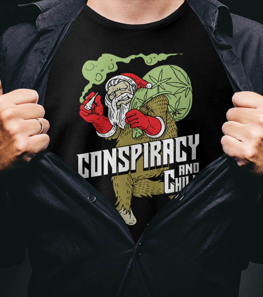 Conspiracy And Chill Bigfoot Weihnachtsmann Raucht Gras Fun Santa Bigfoot Smoking Christmas Weed T-Shirt