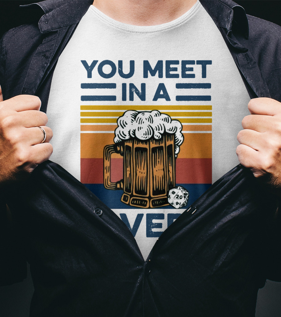 YOU MEET IN A TAVERN Beer Mug With D20 Dice And Vintage Stripes T-Shirt
