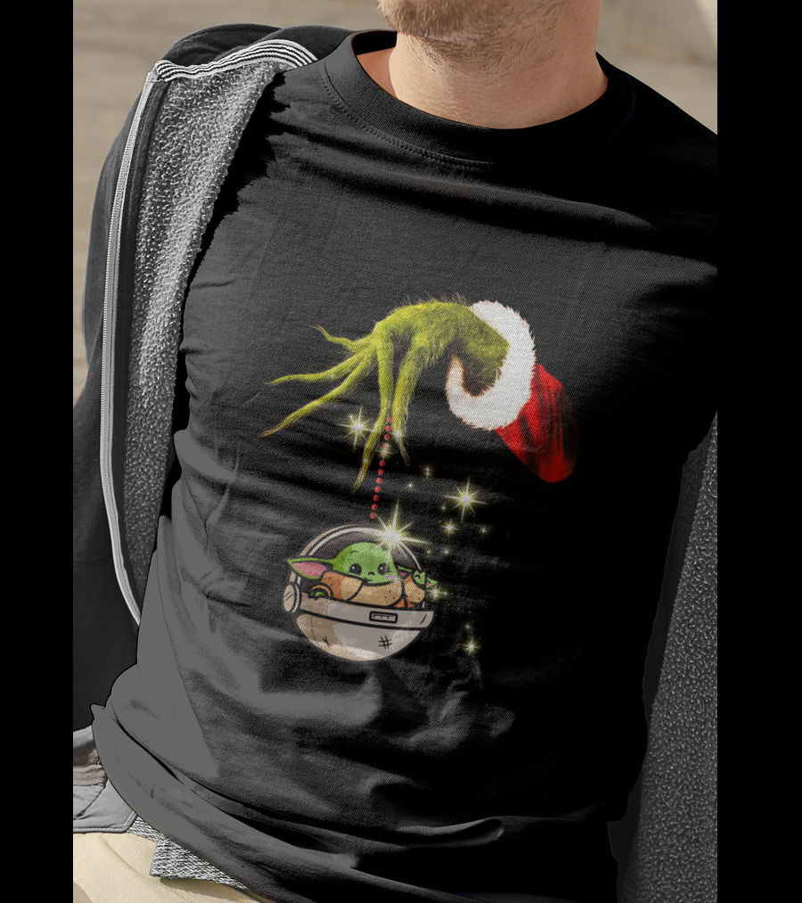 Grinch Hand Holding Baby Yoda Christmas T-Shirt