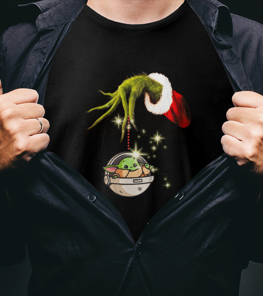 Grinch Hand Holding Baby Yoda Christmas T-Shirt